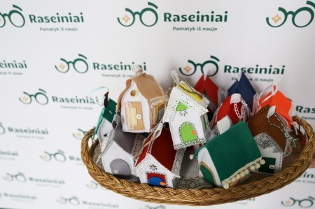 Prezidentūros eglę papuošė ir Raseinių rajone pagaminti nameliai