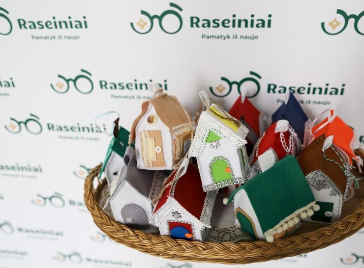 Prezidentūros eglę papuošė ir Raseinių rajone pagaminti nameliai