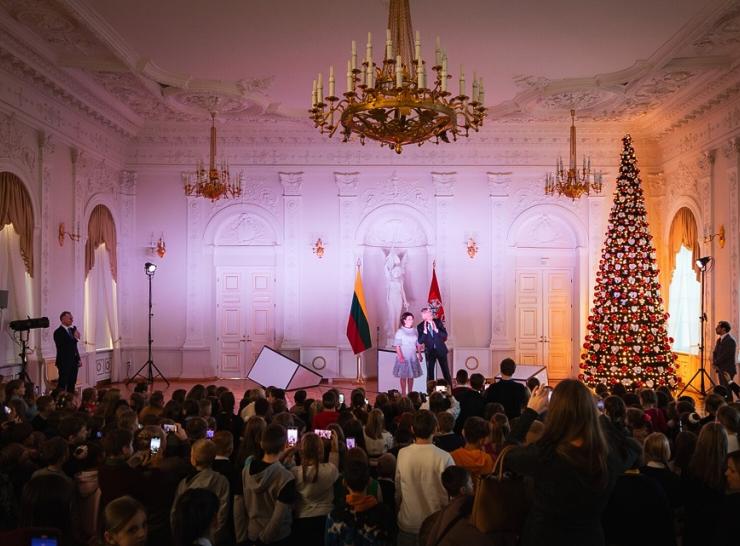 Prezidentūros eglę papuošė ir Raseinių rajone pagaminti kalėdiniai žaisliukai-angelo sparnai