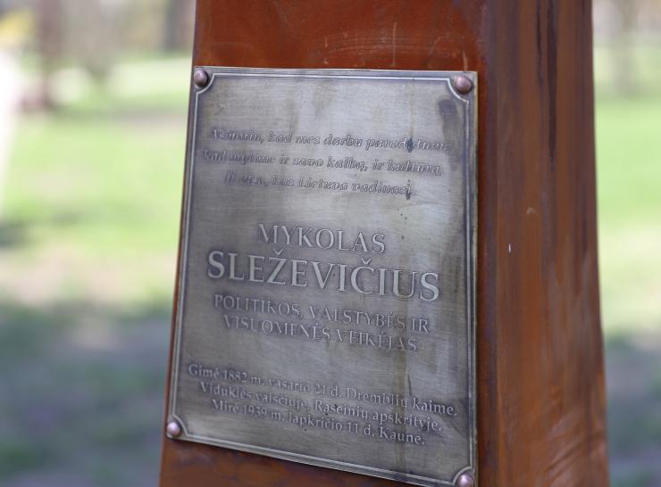 Atidengtas paminklas Mykolui Sleževičiui Raseikos parke