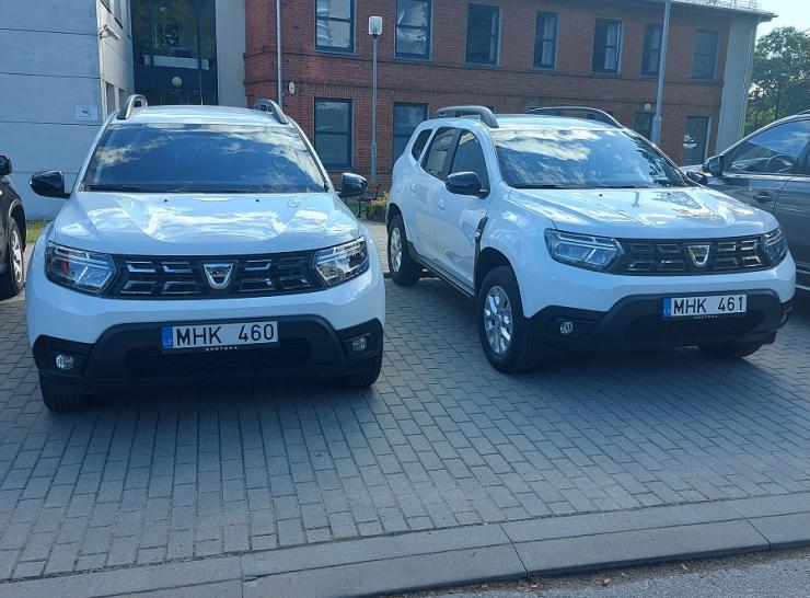 Raseinių socialinių paslaugų centro kieme puikuojasi dar du nauji automobiliai Dacia Duster