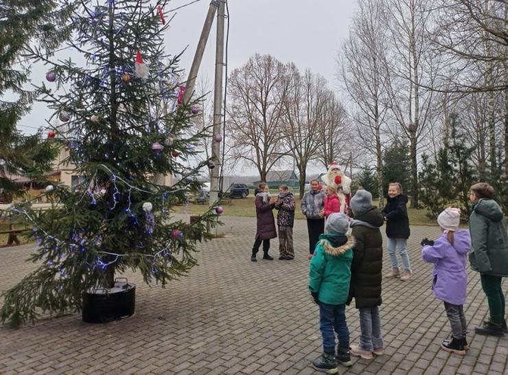 Ramonų kaime įžiebta Kalėdų eglutė