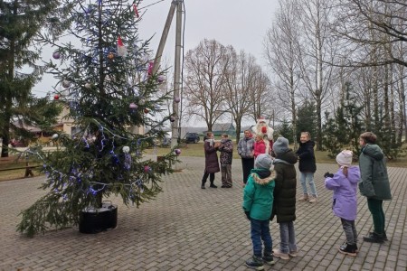 Ramonų kaime įžiebta Kalėdų eglutė