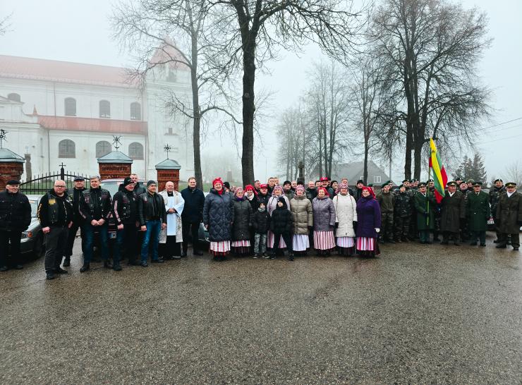 Raseiniškiai išlydėjo į Ukrainą baikerius ir jų organizuotą paramą