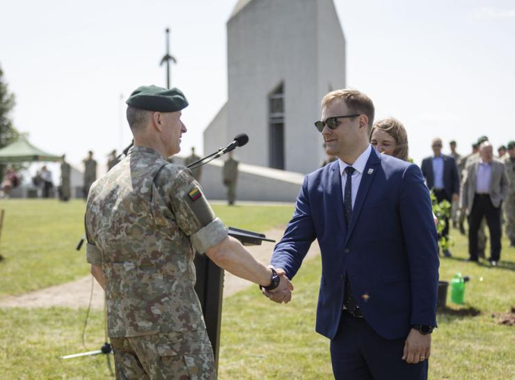 Kryžkalnyje atidarytas ąžuolų parkas Lietuvos kariams