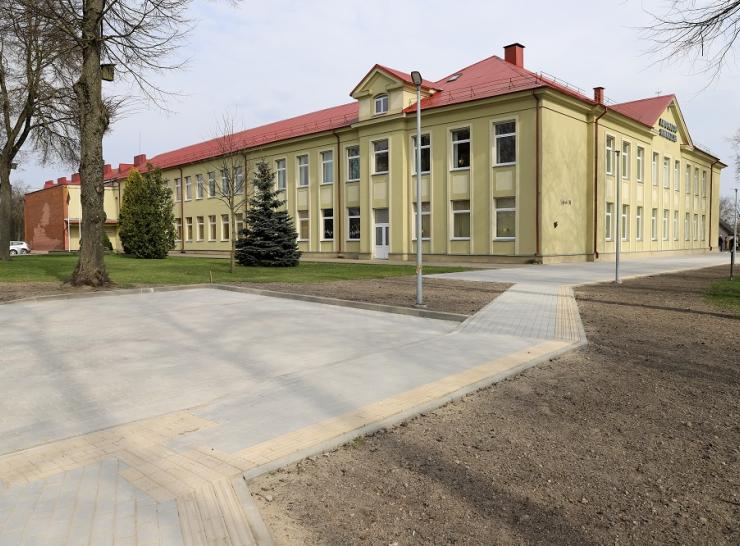 Ariogalos gimnazijoje įgyvendintas kiemo aikštelės projektas