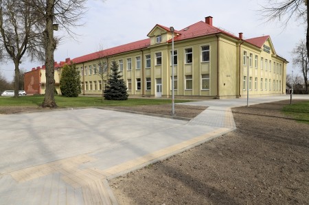 Ariogalos gimnazijoje įgyvendintas kiemo aikštelės projektas
