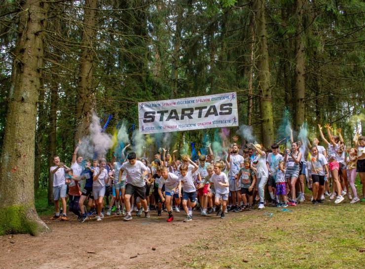 Bėgimas „Išsitaškyk spalvom“ Raseiniuose subūrė šimtus dalyvių