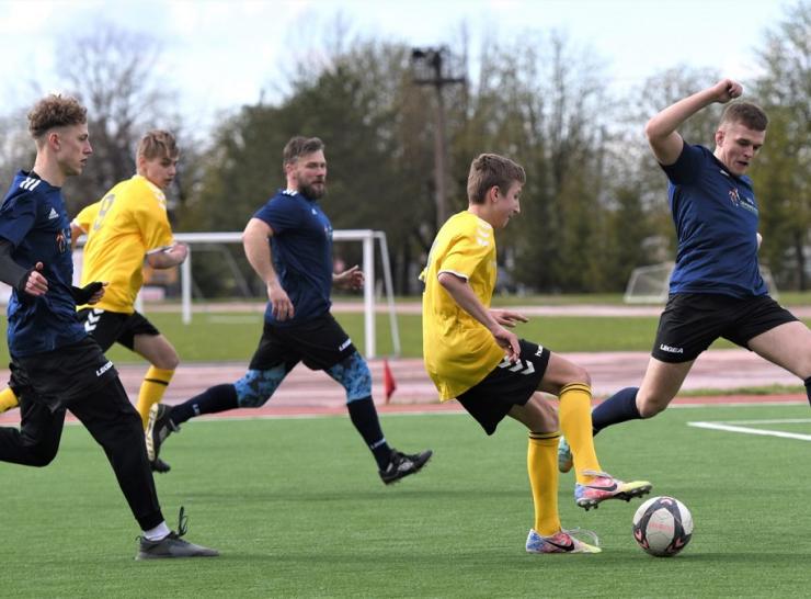 Atnaujintoje universalioje sporto aikštelėje Raseiniuose verda gyvenimas