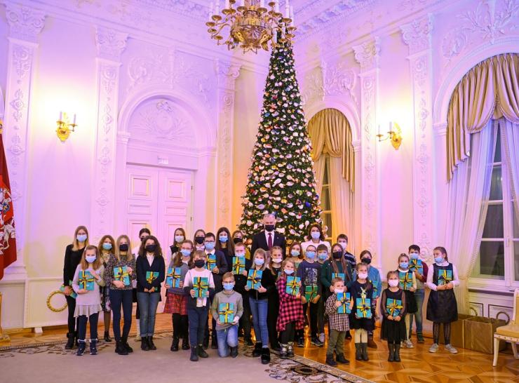 Prezidentūros eglę papuošė ir raseiniškių pagaminti paukščiai