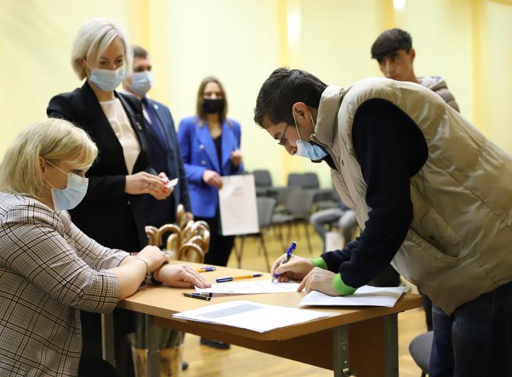 Afganistaniečiams įteikti leidimai gyventi Lietuvoje
