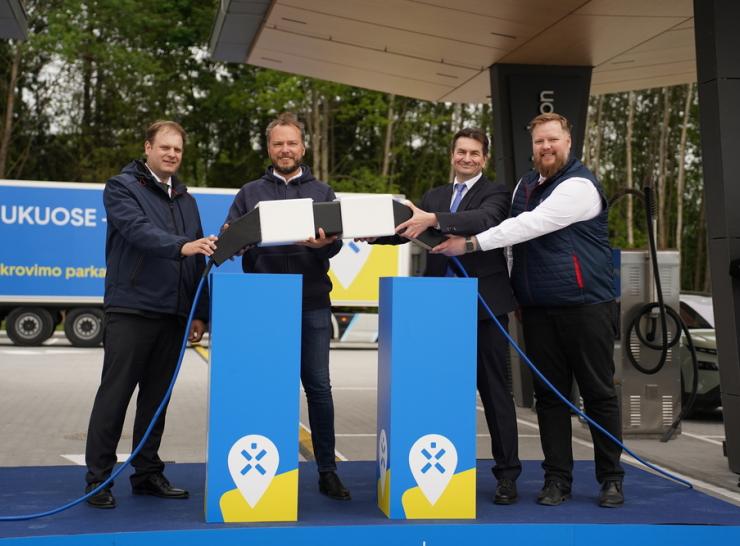 Kelyje Vilnius–Klaipėda atidarytas naujos kartos elektromobilių įkrovimo parkas
