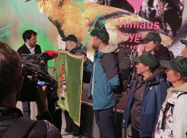Kukučio vėliava pasitikta Vilniaus knygų mugėje – gyvas Marcelijaus Martinaičio kūrybos palikimas 