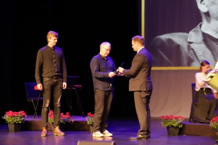 Raseinių garbės piliečio ženklas įteiktas a. a. Eimunto Nekrošiaus šeimai
