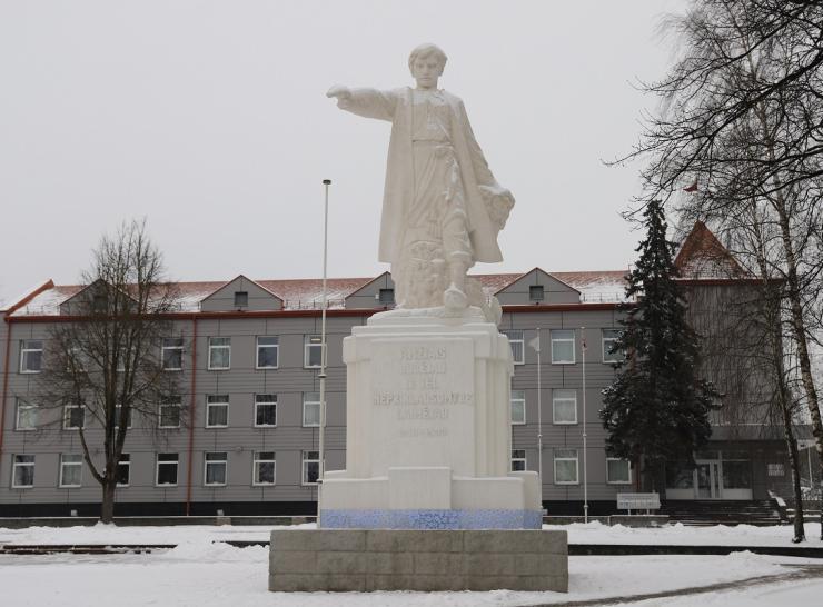 „Žemaičio“ paminklas apjuostas neužmirštuolių žiedais