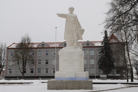„Žemaičio“ paminklas apjuostas neužmirštuolių žiedais