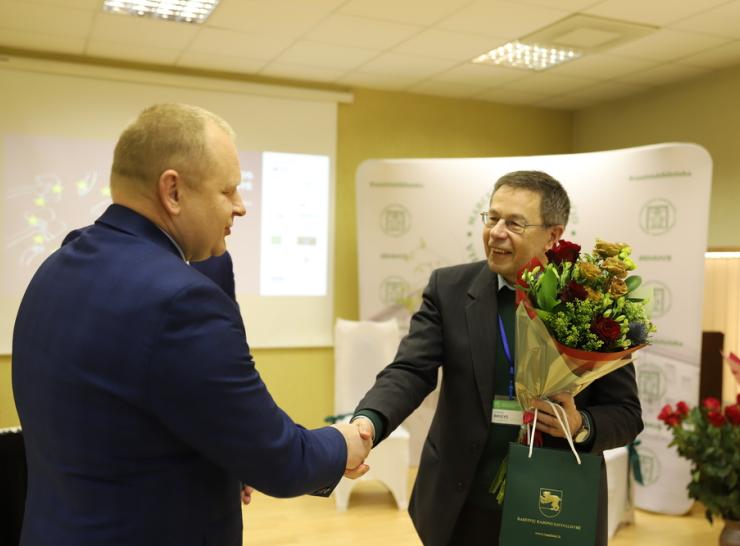 Pasveikintas Raseinių garbės pilietis ir visa bibliotekininkų bendruomenė