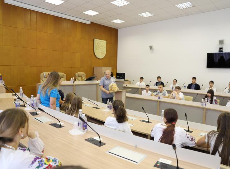 Savivaldybėje viešėjo ypatingi svečiai – vaikų vasaros stovyklos dalyviai iš Ukrainos
