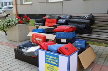 Raseiniškiai surinko 101 vaistinėlę Ukrainai