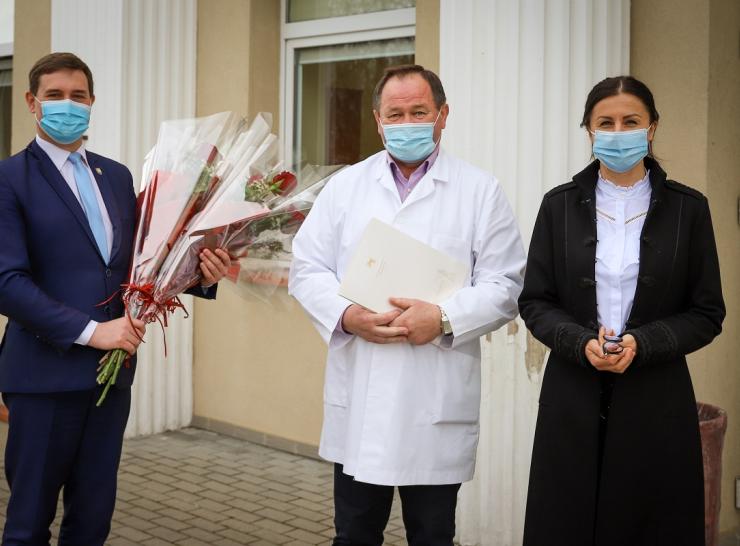 Medicinos darbuotojams įteikti Garbės ženklai ir padėkos