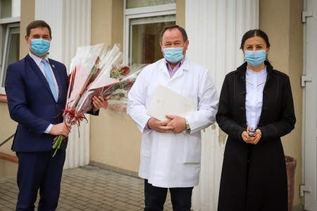 Medicinos darbuotojams įteikti Garbės ženklai ir padėkos