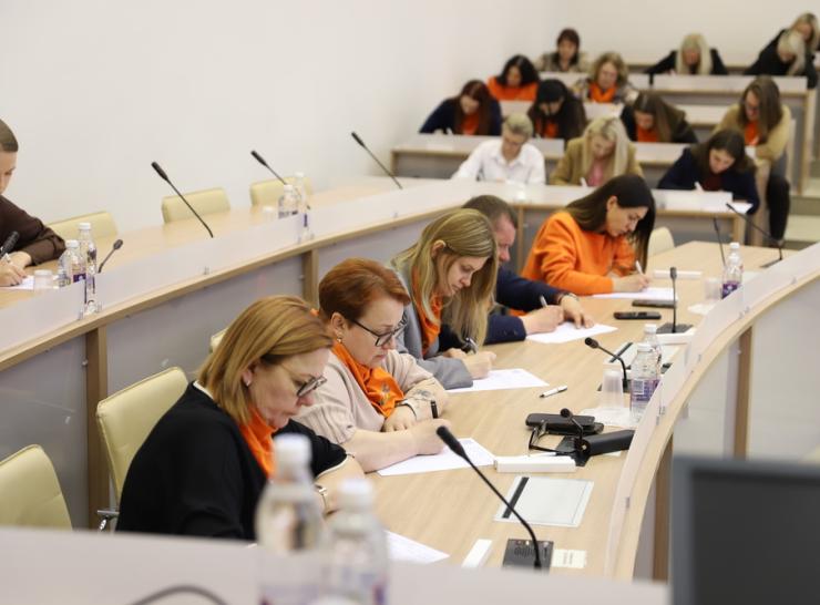 Gausus būrys raseiniškių Savivaldybėje rašė Nacionalinį diktantą