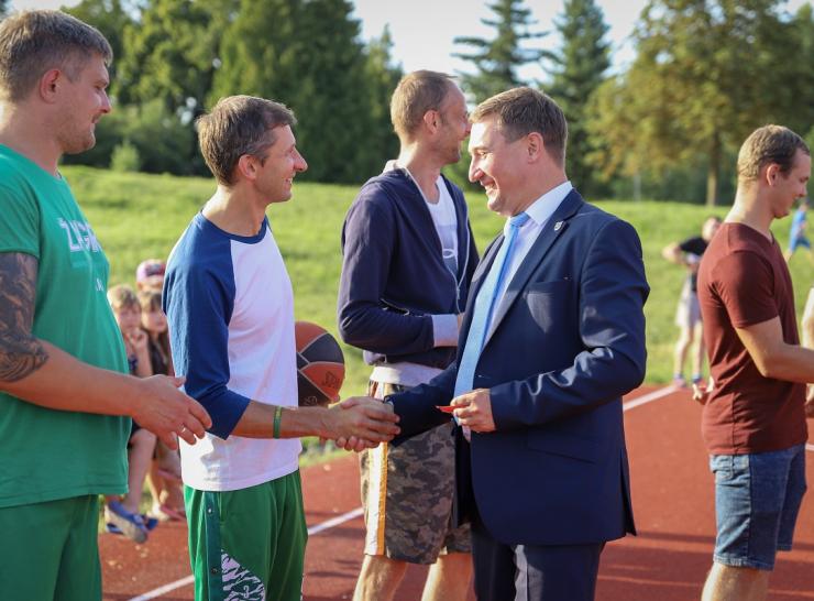 Džiugios žinios sporto bendruomenei: Ariogaloje atidaryta nauja krepšinio aikštelė 