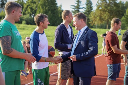 Džiugios žinios sporto bendruomenei: Ariogaloje atidaryta nauja krepšinio aikštelė 