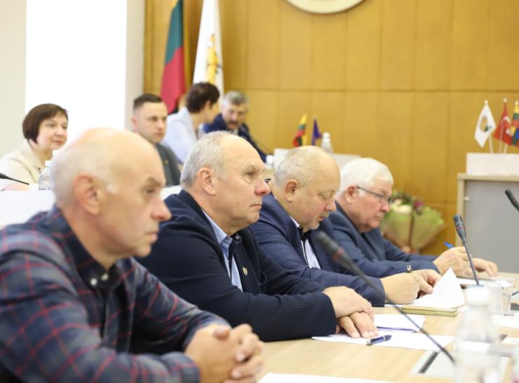Taryboje – nauji sprendimai dėl miesto žalinimo, vandens gerinimo, švietimo ir kelių priežiūros
