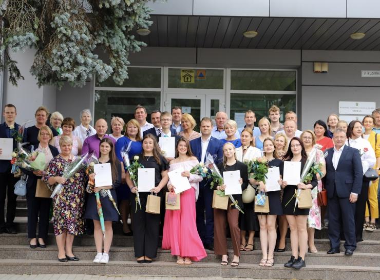 Pagerbti geriausiai egzaminus išlaikę abiturientai ir juos ugdę pedagogai