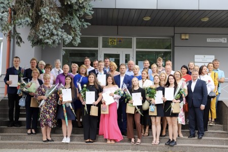 Pagerbti geriausiai egzaminus išlaikę abiturientai ir juos ugdę pedagogai