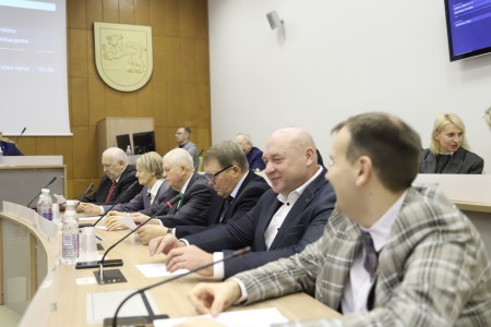 Raseinių rajono savivaldybės tarybos metų pabaigos sprendimai: biudžeto tikslinimas, infrastruktūros gerinimas ir turto valdymas