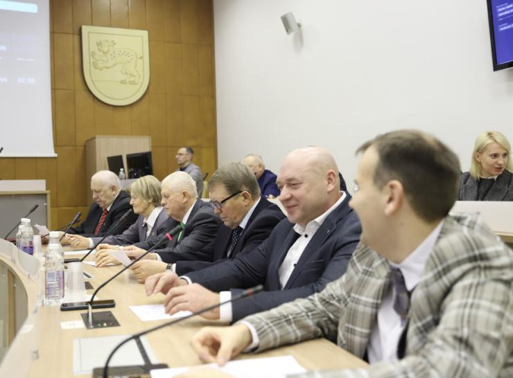 Raseinių rajono savivaldybės tarybos metų pabaigos sprendimai: biudžeto tikslinimas, infrastruktūros gerinimas ir turto valdymas