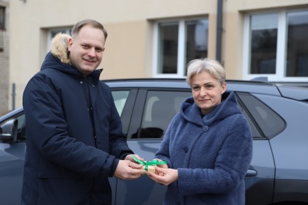 Švietimo pagalbos tarnybai perduotas naujas elektromobilis