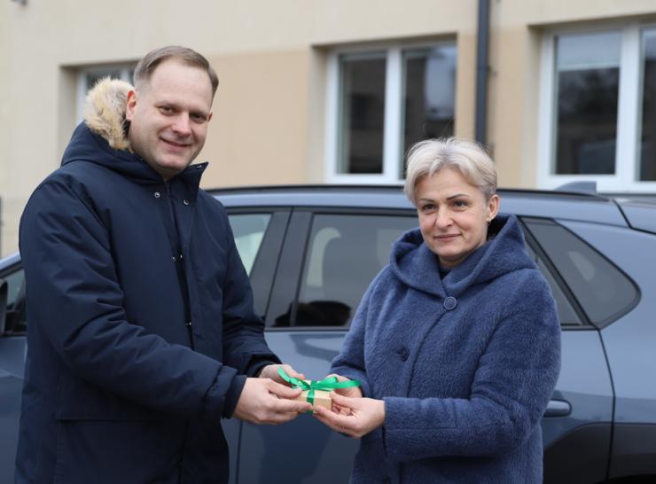 Švietimo pagalbos tarnybai perduotas naujas elektromobilis