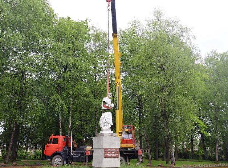 Raseinių rajone pradėtas sovietinių simbolių demontavimas