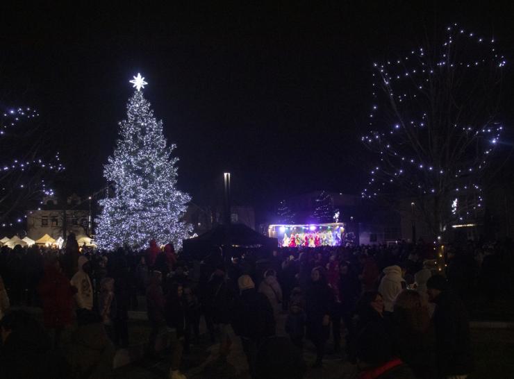 Raseiniai jau laukia didžiųjų švenčių – įžiebta pagrindinė miesto Kalėdų eglė