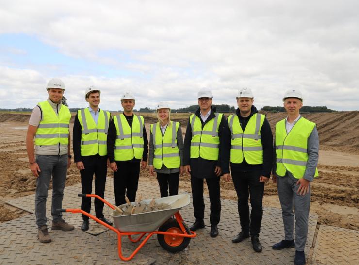 Pradėtas statyti pirmasis elektromobiliams skirtas įkrovimo parkas Raseinių rajone