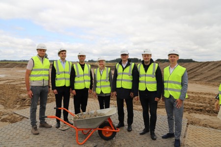 Pradėtas statyti pirmasis elektromobiliams skirtas įkrovimo parkas Raseinių rajone