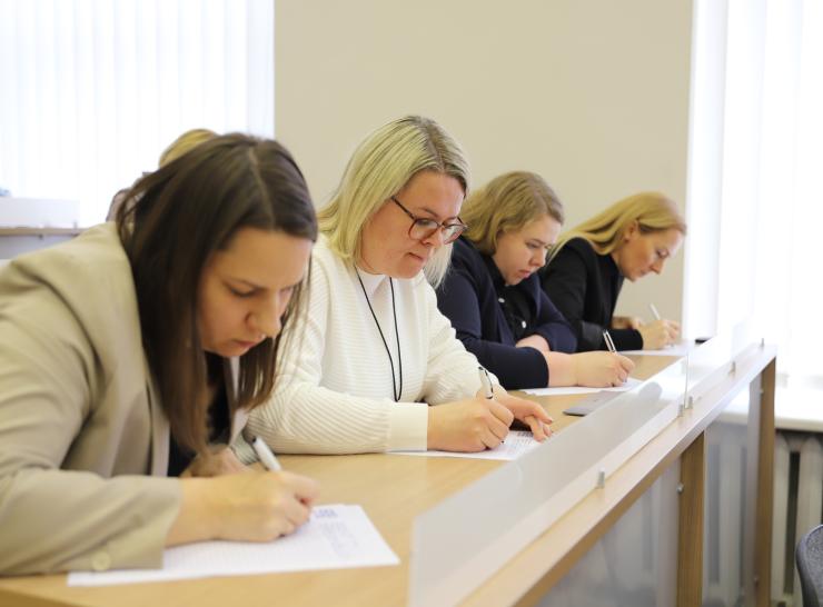 Gausus lietuvių kalbos mylėtojų būrys Savivaldybėje rašė Nacionalinį diktantą