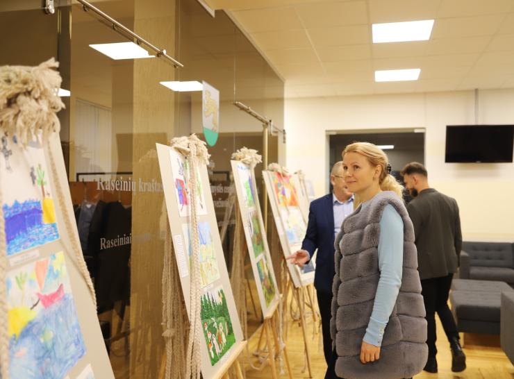 Tris kartas suvienijęs Raseinių lopšelio-darželio „Saulutė“ projektas eksponuojamas savivaldybėje