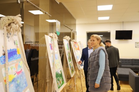 Tris kartas suvienijęs Raseinių lopšelio-darželio „Saulutė“ projektas eksponuojamas savivaldybėje