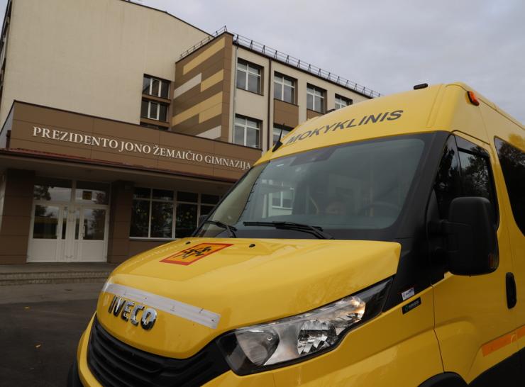 Džiugi žinia Prezidento Jono Žemaičio gimnazijos bendruomenei – perduotas naujas mokyklinis autobusėlis