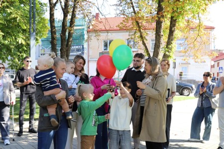 Rajono jaunimas Raseinių Nepriklausomybės aikštėje sukūrė „Laisvės taką“