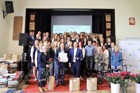 Pagerbti rajono olimpiadų ir respublikinių konkursų laimėtojai ir jų mokytojai