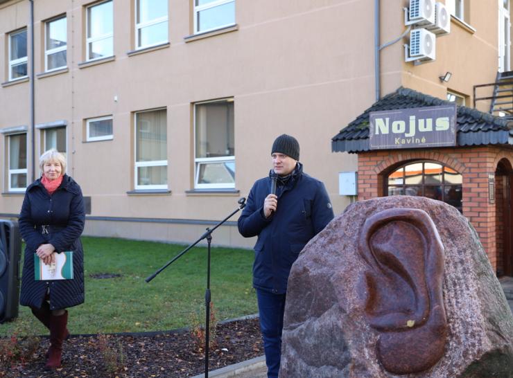 Raseiniuose atidengta ketvirtoji Kukučio baladžių personažą vaizduojanti skulptūra