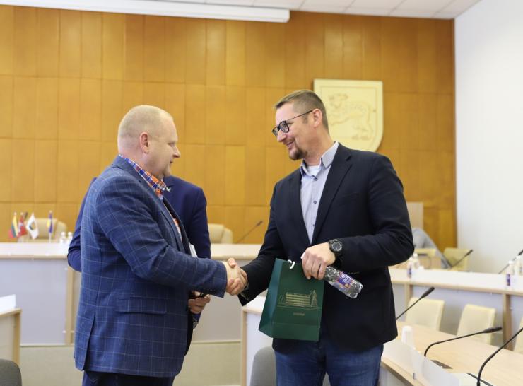 Karybos ekspertas dalijosi savo žiniomis su gausiu raseiniškių būriu