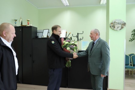 Jubiliejaus proga pasveikintas Raseinių Viktoro Petkaus progimnazijos direktorius Ramūnas Bružas