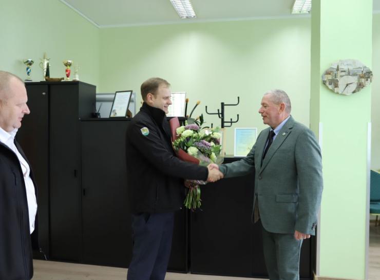Jubiliejaus proga pasveikintas Raseinių Viktoro Petkaus progimnazijos direktorius Ramūnas Bružas