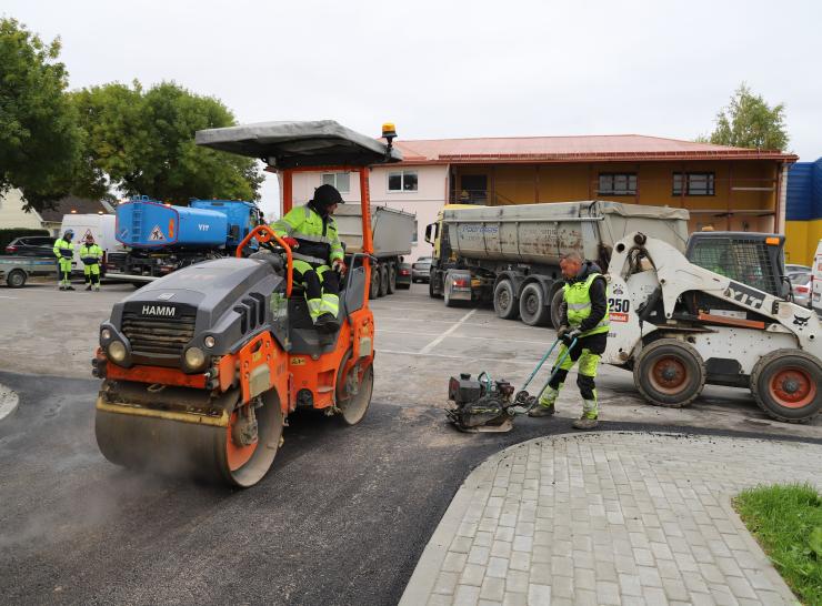 Dominikonų gatvės daugiabučio kiemas Raseiniuose atnaujinamas greičiau, nei planuota